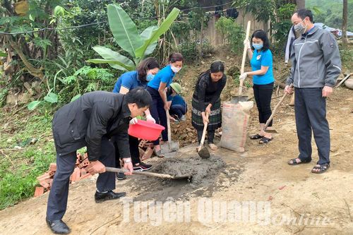 Ban Dân vận Tỉnh ủy tham gia các hoạt động với nhân dân xã Hùng Lợi