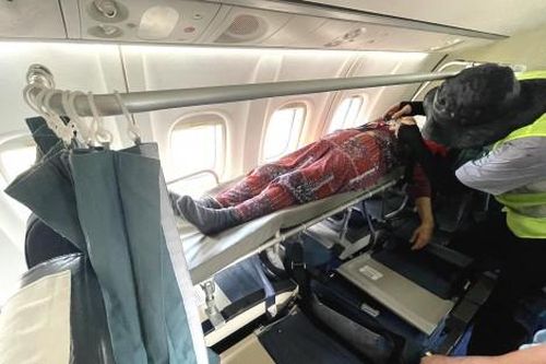 Y tế - Sức khỏe Y tế - Sức khỏe Lắp cáng trên máy bay đưa hành khách đặc biệt từ Côn Đảo về đất liền
