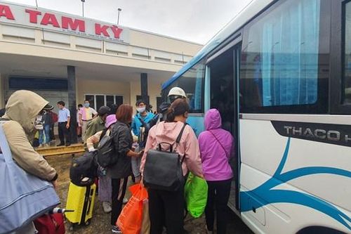 Gần 600 hành khách đi tàu hỏa mắc kẹt tại Quảng Nam, Quảng Ngãi