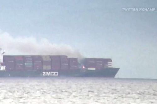 Cháy container trên tàu hàng ngoài khơi Anh - Columbia