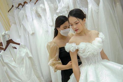 Cô dâu chú rể chụp ảnh trước, lo ngày làm đám cưới sau