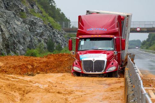 Cao tốc, đường sắt qua miền Trung tê liệt vì mưa lũ