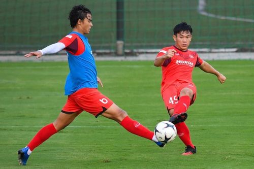 Văn Xuân sút xa ghi bàn trong trận đấu tập của U23 Việt Nam