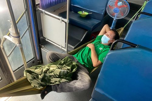 Tài xế, tiếp viên lấy xe buýt làm nhà suốt 4 tháng dịch ở TP.HCM