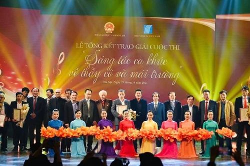 Tôn vinh nghề giáo qua các ca khúc về thầy cô và mái trường