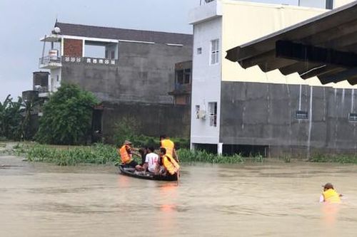 Quảng Ngãi: Mưa lớn, nhiều nơi ngập nặng, sạt lở