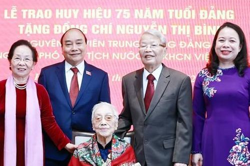 Nguyên Phó Chủ tịch nước Nguyễn Thị Bình nhận Huy hiệu 75 năm tuổi Đảng