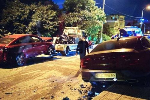 2 xế hộp 'húc nhau', người chạy xe máy gặp nạn không ngờ
