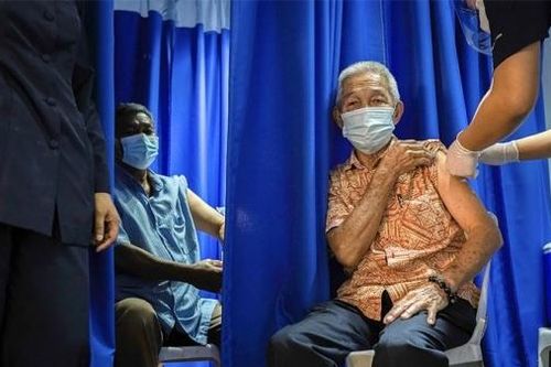 Lý do người lớn tuổi vẫn có thể mắc Covid-19 dù tiêm đủ vaccine?