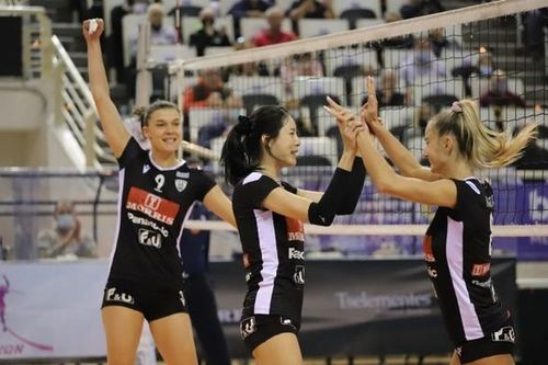 Vượt qua những tai tiếng tại Hàn Quốc, Lee Da Young tỏa sáng rực rỡ ở Hy Lạp