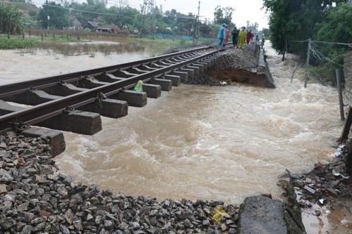 Tối nay sẽ thông tàu đường sắt Bắc Nam, đoạn qua Quảng Nam-Quảng Ngãi bị lũ cuốn trôi