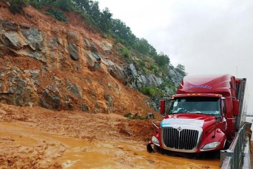 Sạt lở đất khiến cao tốc Đà Nẵng - Quảng Ngãi tê liệt