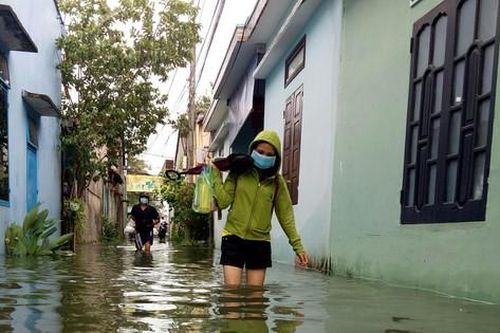 Đường thành sông, nhiều khu dân ở Quảng Nam ngập sâu cả mét