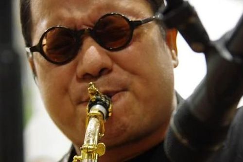 Nhạc sỹ Trần Tiến và nghệ sĩ saxophone Trần Mạnh Tuấn say mê trình diễn tại bệnh viện