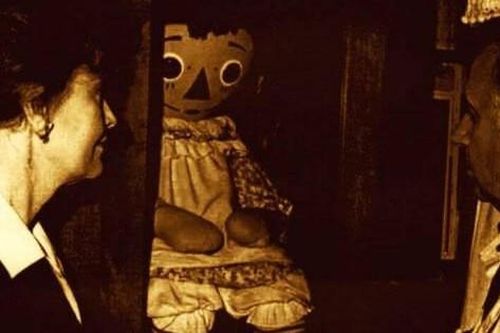 Đằng sau câu chuyện kinh hoàng về búp bê Annabelle ngoài đời thực