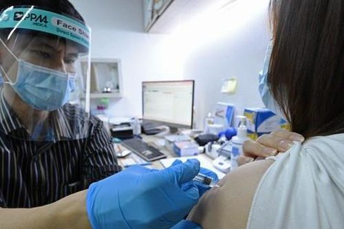 Người Singapore muốn đi làm phải tiêm đủ liều vắc xin hoặc xét nghiệm mỗi ngày