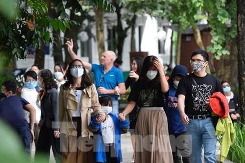 Hồ Gươm nhộn nhịp, khu thương mại kín khách vào cuối tuần