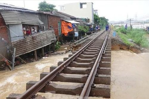 Nước lũ cuốn trôi 30m đường sắt ở Quảng Ngãi, nhiều khu vực bị ngập sâu