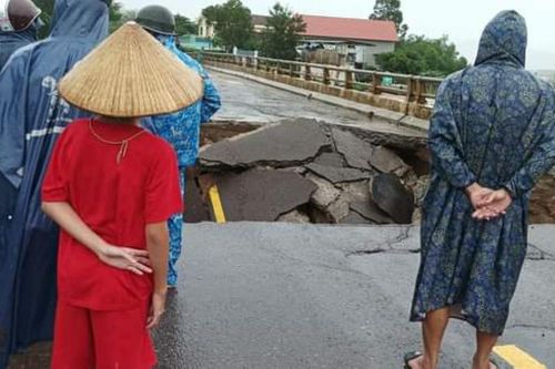 Cầu sập, giao thông qua Bình Định đi Phú Yên, các tỉnh Tây Nguyên bị tê liệt