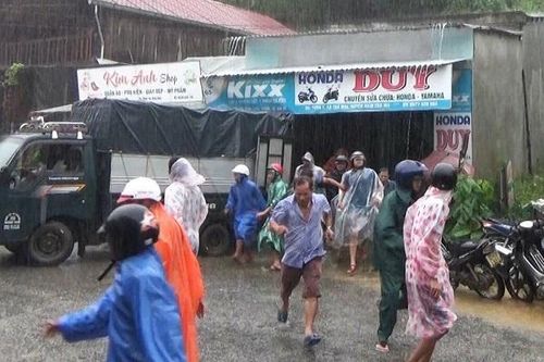 Sau nổ lớn, đất đá dội xuống, nhiều hộ dân ở Nam Trà My hốt hoảng bỏ chạy