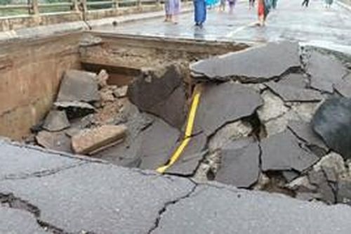 Sập mố cầu trên QL19C, Bình Định do mưa lớn, giao thông ách tắc