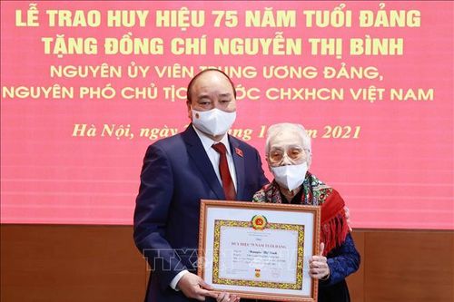 Chủ tịch nước trao Huy hiệu 75 năm tuổi Đảng cho nguyên Phó Chủ tịch nước Nguyễn Thị Bình