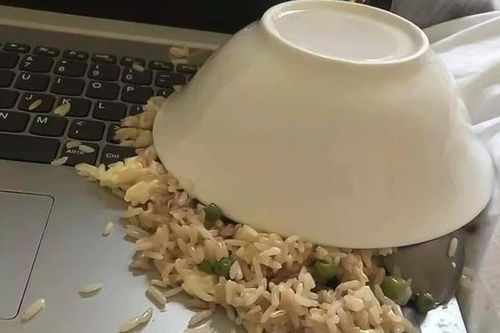 Lại thêm sự cố khi học online khiến nam sinh 'méo mặt', dân tình nhìn mà xót thay!