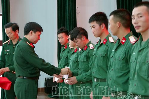 Chăm lo phát triển đảng viên là chiến sĩ