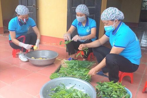 Giáo viên mầm non nấu ăn phục vụ bệnh viện dã chiến điều trị bệnh nhân COVID-19