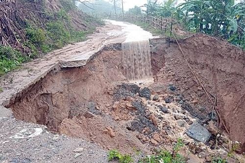 Quảng Nam sơ tán khoảng 2.000 người để tránh lũ, sạt lở đất
