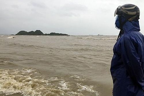 Tìm kiếm 3 người mất tích tại khu vực cầu Trà Bồng