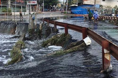 TPHCM: Mưa lớn cuốn rác làm nghẽn cống 'kênh thúi', gây sạt lở