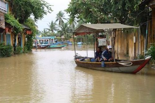 Quảng Nam: Mưa lớn sạt lở gây ách tắc cao tốc, ngập sâu nhiều nơi