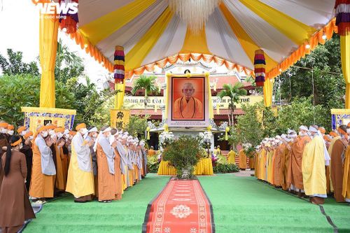 Tăng ni, phật tử cung nghinh Hòa thượng Thích Phổ Tuệ về cõi niết bàn