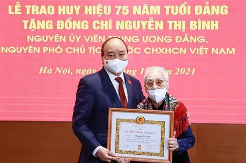 Chủ tịch nước trao Huy hiệu 75 năm tuổi Đảng tặng nguyên Phó Chủ tịch nước Nguyễn Thị Bình
