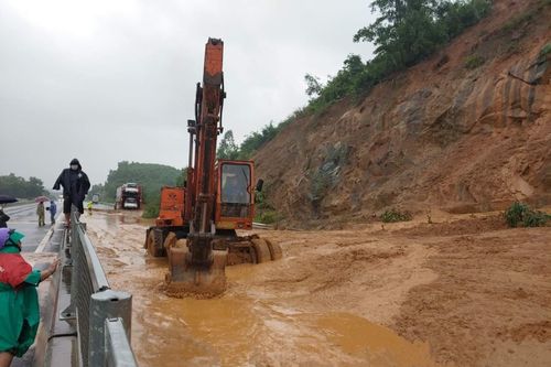 Khẩn trương khắc phục sự cố sạt lở trên cao tốc Đà Nẵng – Quảng Ngãi
