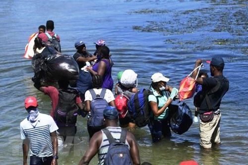 Đoàn người di cư Trung Mỹ tiếp tục hành trình qua Mexico tới Mỹ