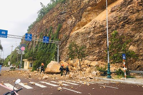 Bình Định: Sạt lở núi đá, 3 người bị thương