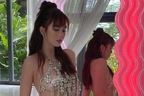 Tưởng Ngọc Trinh diện áo tua rua đính hạt bình thường, nhìn kỹ mới biết chơi chiêu cực sốc