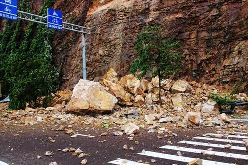 Mưa lớn, núi Bà Hỏa giữa TP Quy Nhơn sạt lở khiến 3 người bị thương