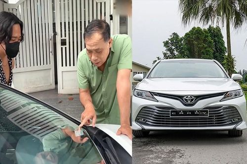 'Soi' Toyota Camry tiền tỷ, Trấn Thành vừa mua tặng bố