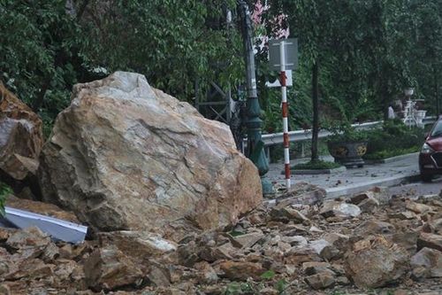 Bình Định: Sạt lở núi, đá rơi xuống đường, khiến 3 người bị thương