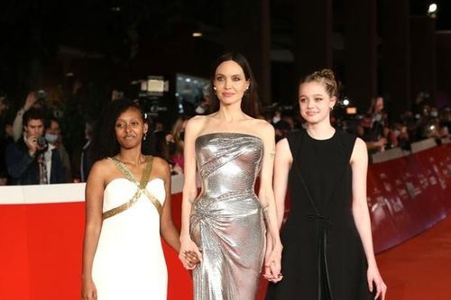 Angelina Jolie cùng 2 con gái gây chú ý tại Liên hoan phim Rome 2021