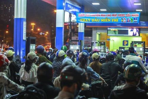 Người dân đổ xô đi mua xăng chật kín các cây xăng ở Hà Nội