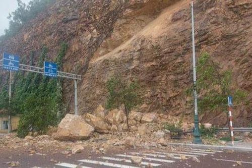 Sạt lở núi Bà Hỏa, 3 người bị thương