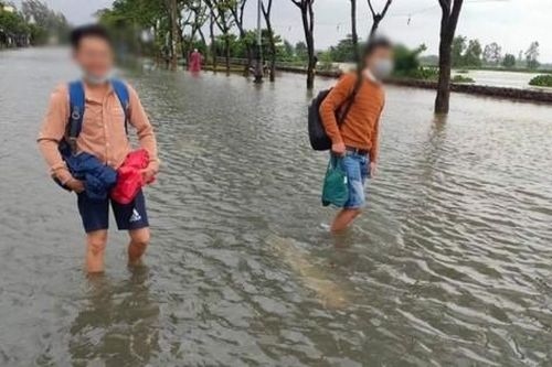 Hàng ngàn thí sinh lội mưa lũ đến dự thi viên chức nhận thông báo hoãn 'phút chót'