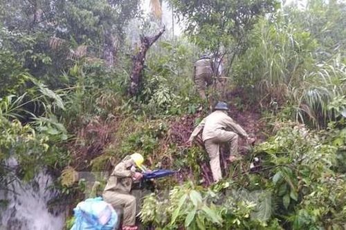 Bí thư Huyện ủy Trà Bồng gùi lương thực vào nơi bị cô lập