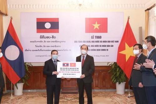Trao tượng trưng 2,1 triệu USD và vật tư y tế Việt Nam tặng Lào