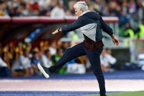 Mourinho gây náo loạn Serie A, 'rủ' đồng nghiệp cùng… ăn thẻ đỏ