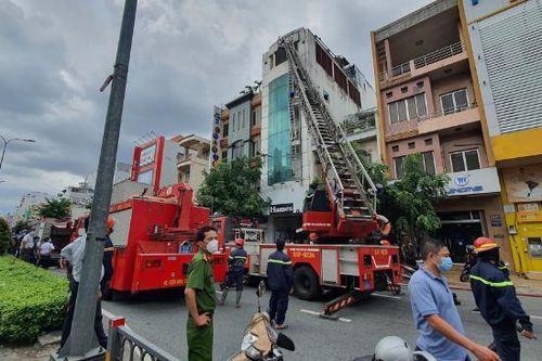 Nhà cao tầng bốc cháy dữ dội, 1 người trượt chân từ tầng 4 bị thương